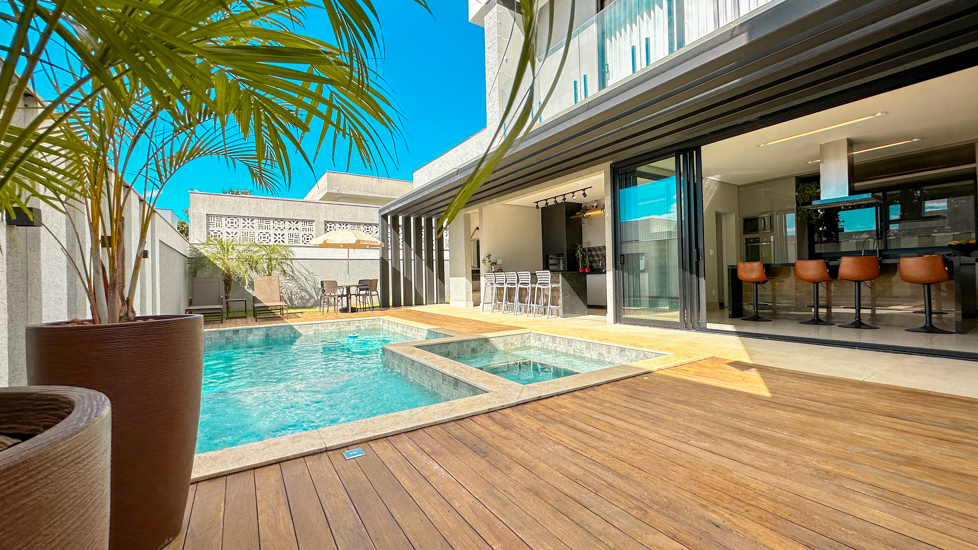 Área de lazer com piscina