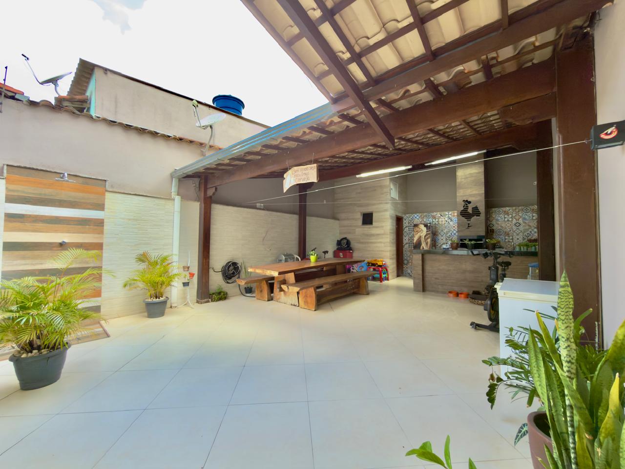 Área externa panorâmica com jardim