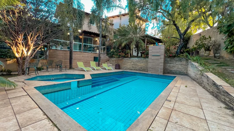 Casa alto padrão com 4 quartos e piscina à venda no Trevo