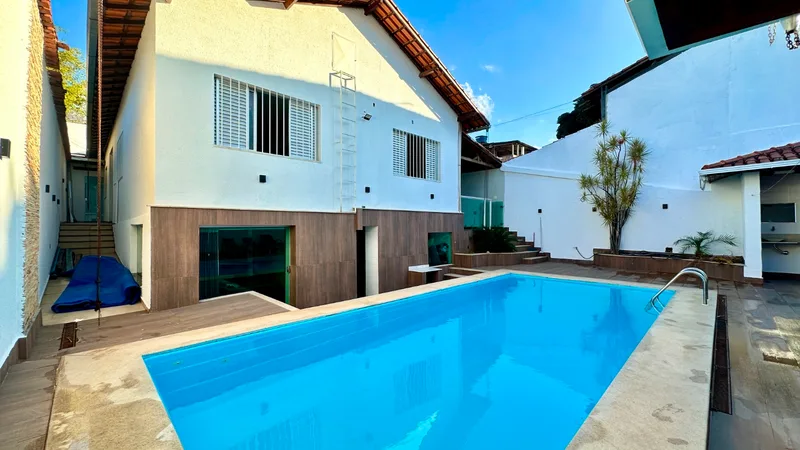 Casa linear com 3 quartos e piscina à venda no Copacabana