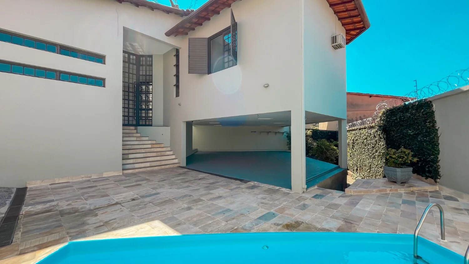 Casa com 3 quartos e piscina á venda no Santa Amélia