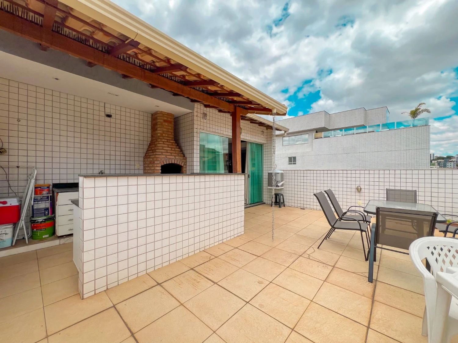 Cobertura com 4 quartos e espaço gourmet à venda no Dona Clara