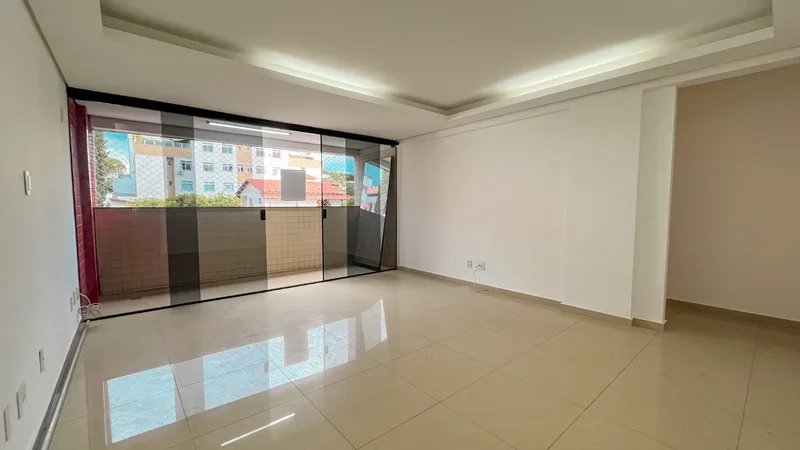 Apartamento com elevador, varanda e 3 quartos à venda no Castelo