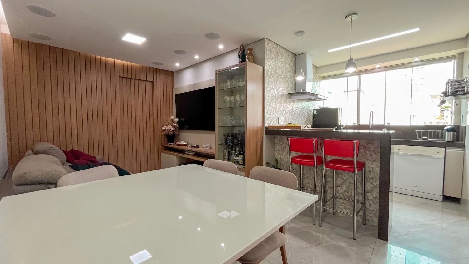 Apartamento totalmente reformado com elevador, portaria 12h e lazer à venda no Manacás