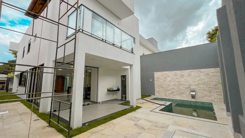 Casa com 4 quartos e piscina à venda no Trevo