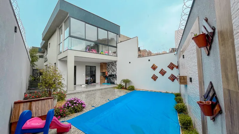 Casa com piscina e 3 quartos à venda no bairro Lúcio de Abreu