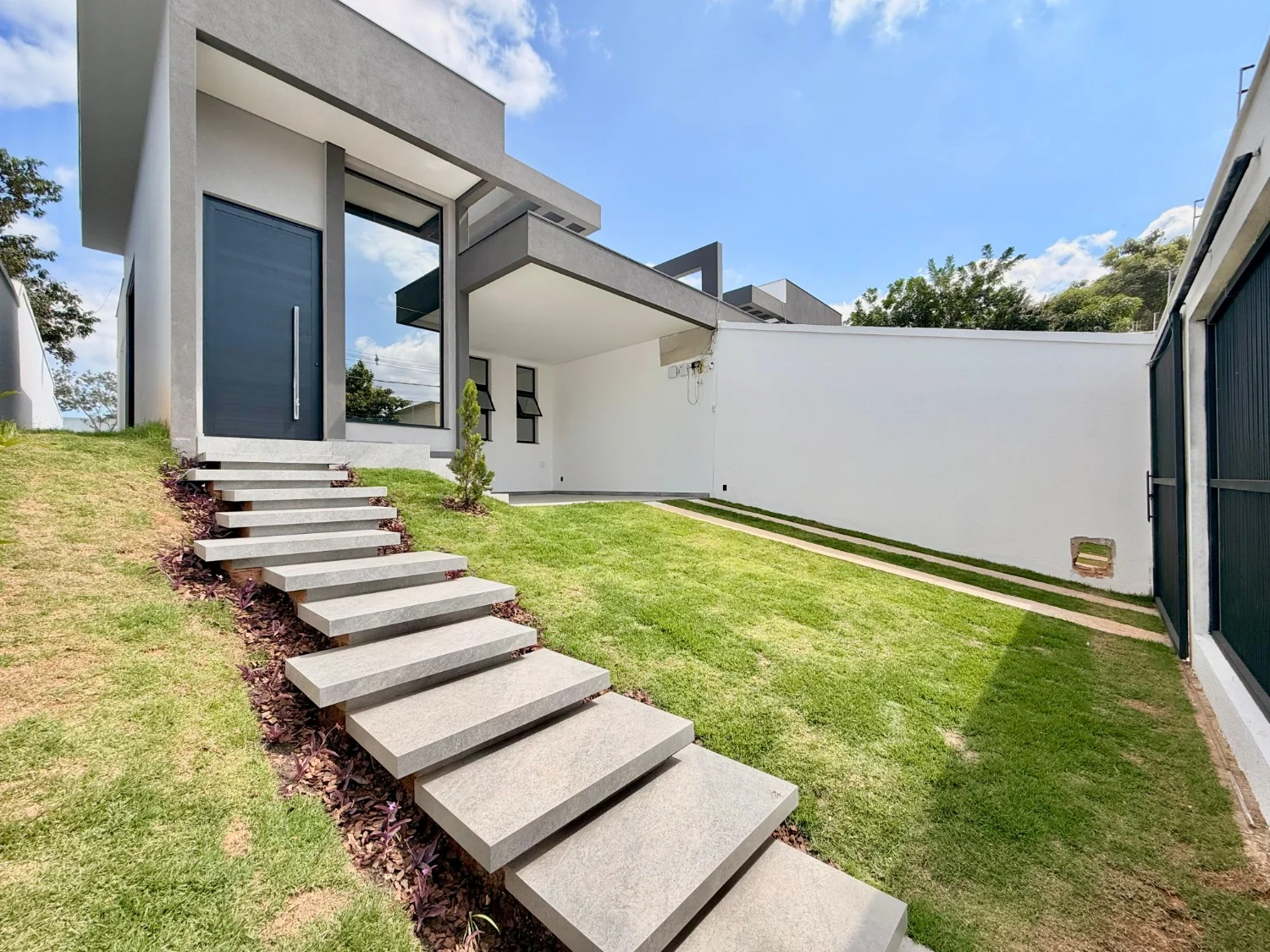 Casa linear com piscina e 4 quartos à venda o Trevo