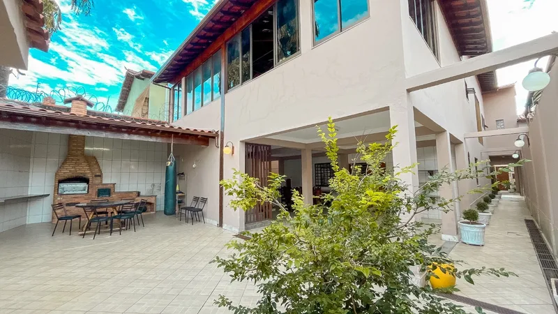 Casa com 4 quartos e espaço gourmet à venda no Letícia