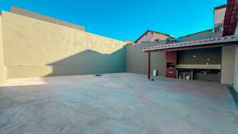 Casa linear com 4 quartos e 4 vagas à venda no Floramar