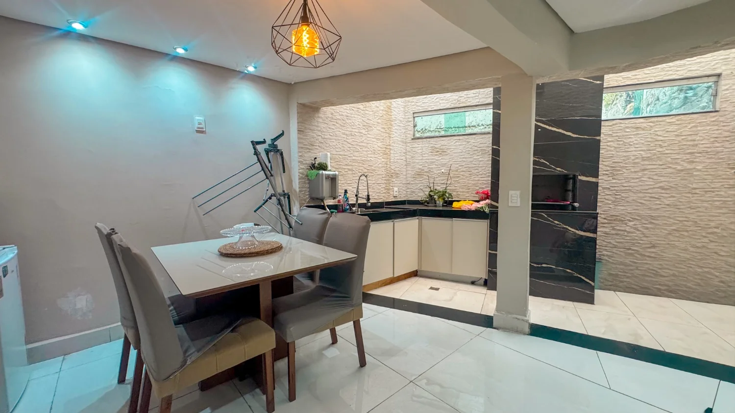 Casa geminada com 3 quartos à venda no Santa Amélia
